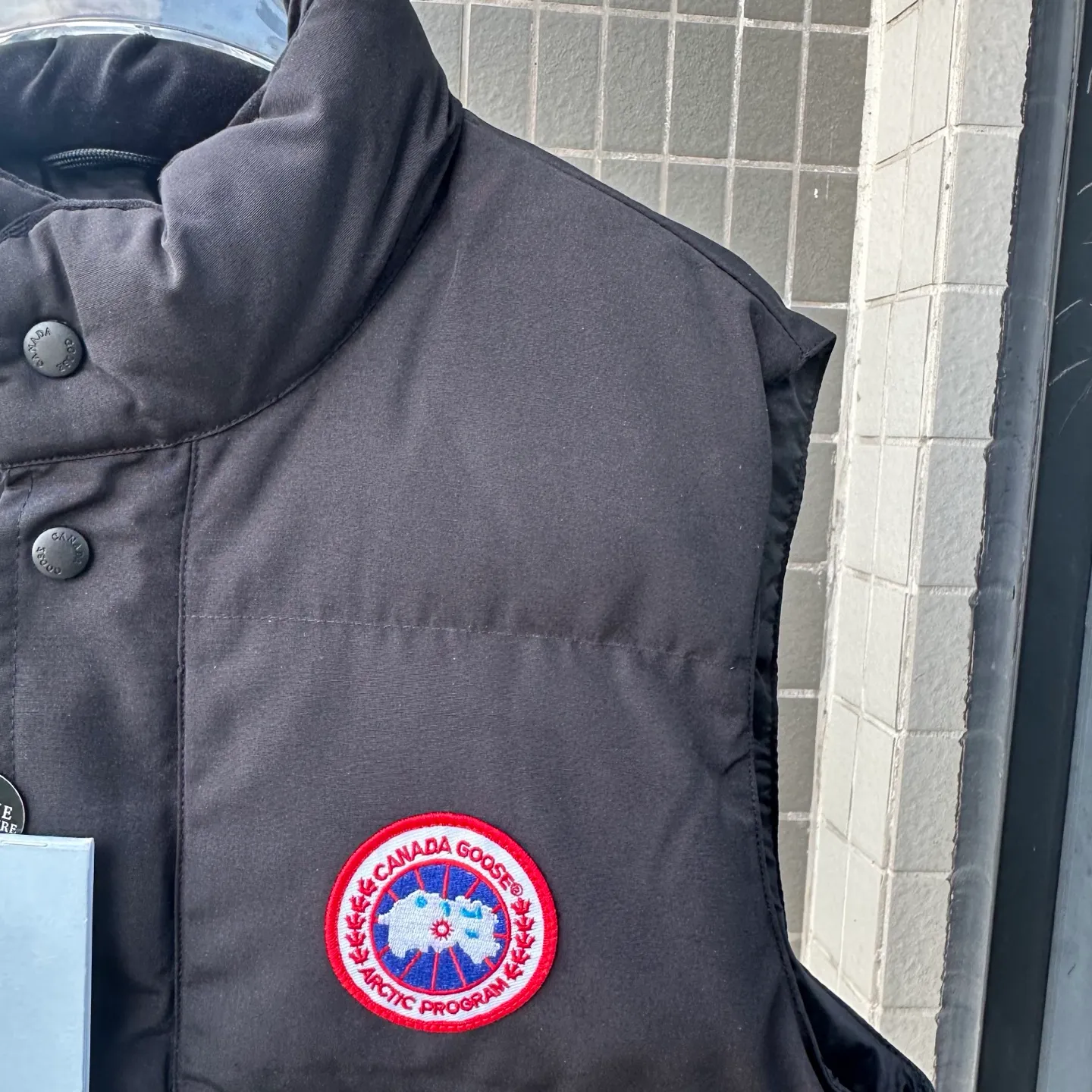P380 Top real shot - Style number: TT119 Canada Goose has always been recognized as the warmest down jacket. Various Instagram celebrities, Internet celebrities, and celebrities often wear it for street photos. I make Canada Goose every year, but I still can't get rid of my love for the goose. No matter how cold the days are, there is no need to be afraid because of the care of the goose. The down vest is definitely a concave shape in autumn and winter. It is a trading company order model, exclusively launched! The purchase at the counter is the same as the genuine original clothes. Pay attention to the matching. There is velvet on the back collar, which is more warm. There is a zippered hidden pocket on the inside, and the genuine net pocket is synchronized inside. You need to compare the genuine products at any time. All the accessories are custom-made from the original factory. 1️⃣Fabric: Domestic exclusive Japanese original fabric with characteristics: waterproof, drill-proof, anti-fading, 24-count calendered woolen surface (waterproof level conforms to the ball raincoat level) 2️⃣Down: national standard 80 white duck down Supports identification (many on the market are 50 velvet and recharged in order) with better thermal insulation performance, light and not heavy, and good recovery of fluffiness after compression!  3️⃣Zipper: Original factory customized zipper with clear engraving and perfect texture. Original customized authentic YKK military-grade copper core zipper puller that can withstand hundreds of thousands of pulls. 4️⃣Embroidery: Imported new Behringer embroidery machine customized with 10,000-needle electric embroidery, full/three-dimensional/clear! 5️⃣: 400D high-density count liner fabric in the inner liner completely eliminates the problem of velvet leakage and velvet leakage. In the down woven category, there is no bragging. There is currently almost no one that can do better than us! Make an original product with care, so that every customer has the confidence to introduce it to his customers: This is the top replica version in China. A good product does not need too much soft text to set it off. Color: black, gray, off-white, size: Please note that slight color differences on the product are normal and will not be used as a reason for return or exchange. #Due to different monitor display pixels and external factors such as shooting lighting